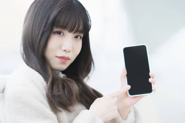 Asiatique Jeune Femme Regarder Écran Fonctionnement Smartphone — Photo