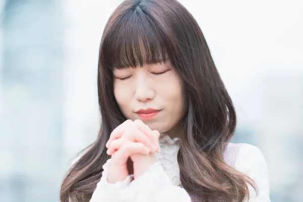 Jeune Femme Asiatique Aux Cheveux Longs Prière Pose Extérieur — Photo