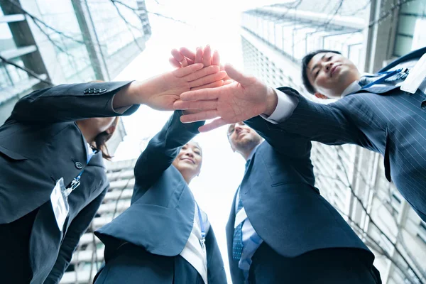 Equipo Negocios Tomados Mano Las Calles Del Distrito Financiero —  Fotos de Stock