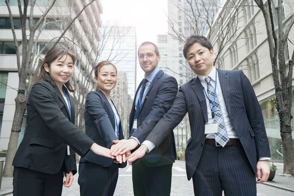 Equipo Negocios Tomados Mano Las Calles Del Distrito Financiero —  Fotos de Stock