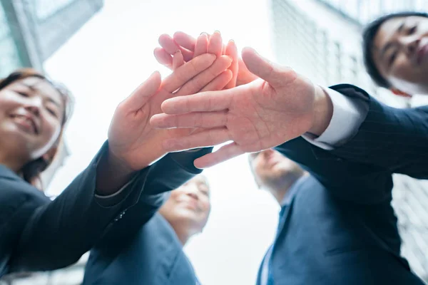 Equipo Negocios Tomados Mano Las Calles Del Distrito Financiero —  Fotos de Stock