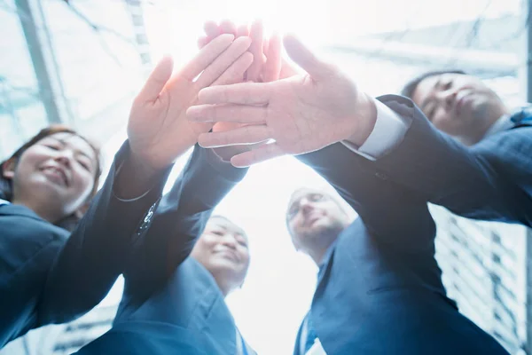 Equipo Negocios Tomados Mano Las Calles Del Distrito Financiero —  Fotos de Stock