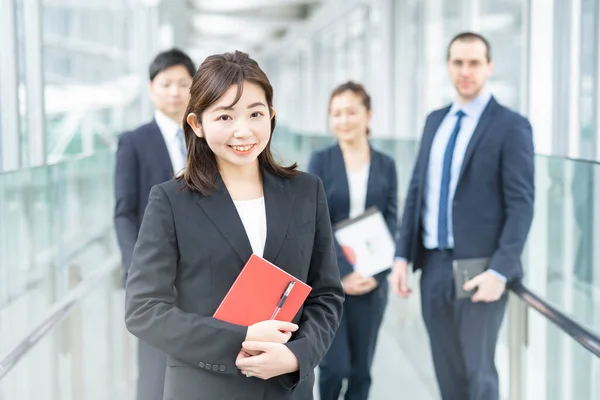 Смілива Азійська Бізнес Жінка Стоїть Бізнес Команда — стокове фото
