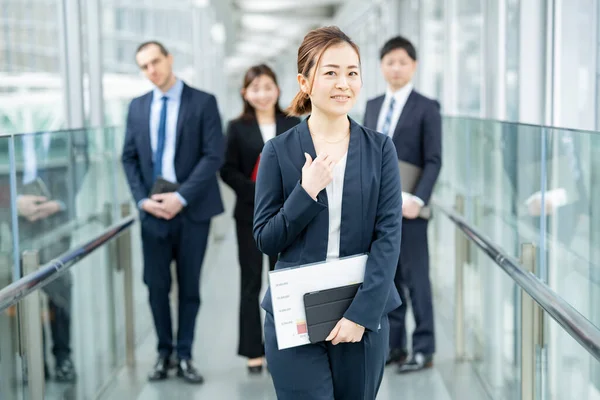 Sorridente Asiático Mulher Negócios Sua Equipe Negócios — Fotografia de Stock