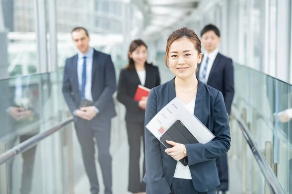笑顔のアジア系のビジネス女性と彼女のビジネスチーム — ストック写真