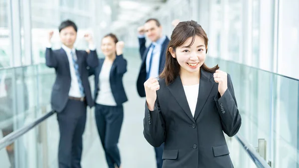 Het Business Team Een Pak Glimlacht Poseert Juichen — Stockfoto