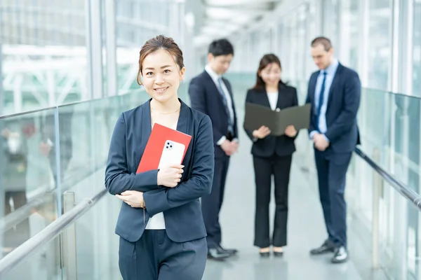 笑着站着的亚洲女商人和她的商业团队 — 图库照片