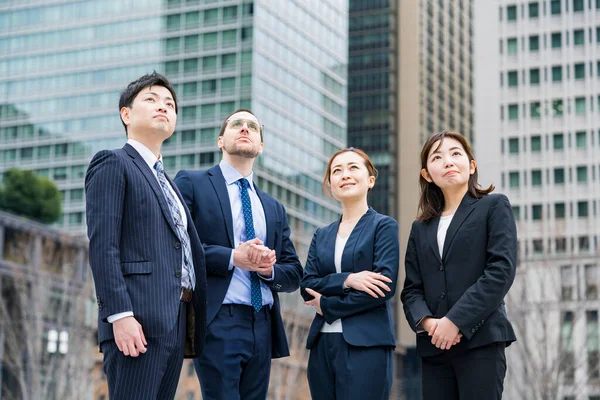Uma Equipe Negócios Quatro Homens Mulheres Ternos — Fotografia de Stock