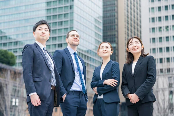 Uma Equipe Negócios Quatro Homens Mulheres Ternos — Fotografia de Stock