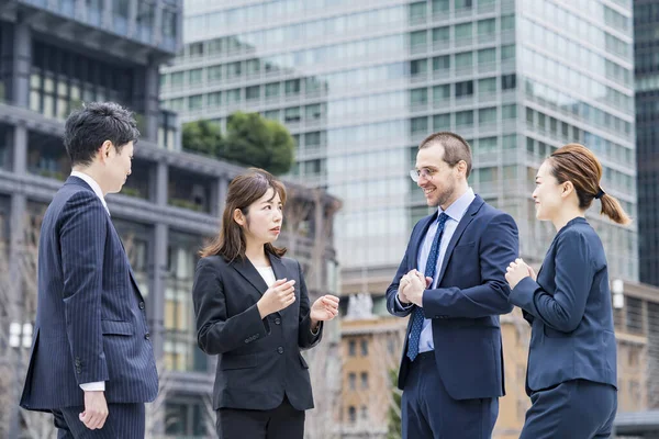 Equipe Negócios Ternos Falando Sobre Negócios Distrct — Fotografia de Stock