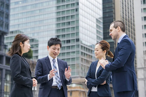 Equipe Negócios Ternos Falando Sobre Negócios Distrct — Fotografia de Stock