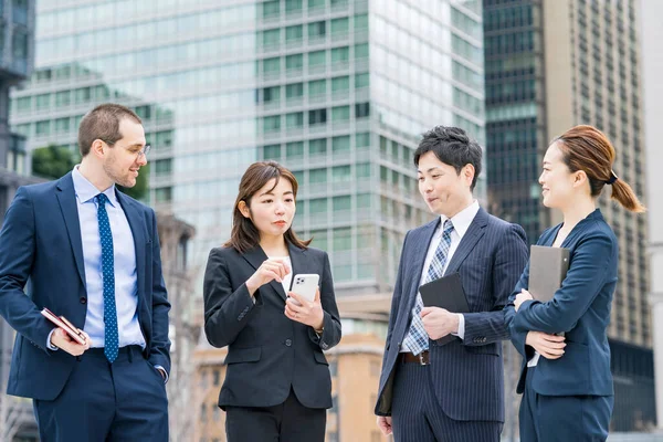 Equipe Negócios Ternos Falando Sobre Negócios Distrct — Fotografia de Stock