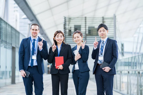 Equipe Negócios Terno Sorri Posa Para Torcer — Fotografia de Stock