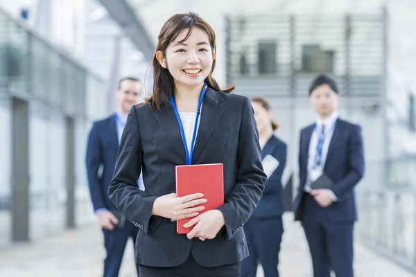 笑顔のアジア系のビジネス女性と彼女のビジネスチーム — ストック写真