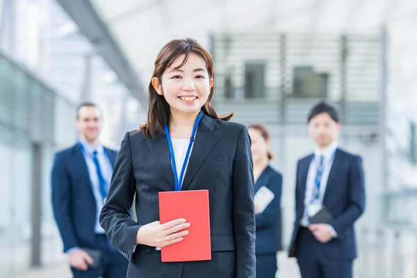 Smily Asiatisch Unternehmerin Standing Und Sie Business Team — Stockfoto