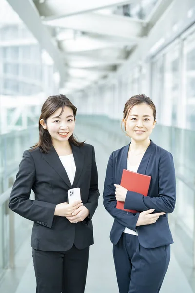 Business Women Looking Camera Business District — Stock Photo, Image