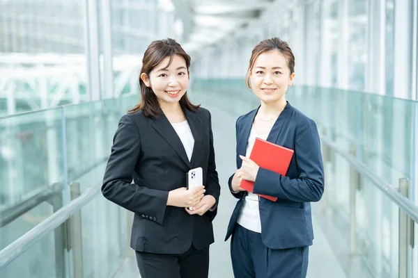 Mujeres Negocios Mirando Cámara Distrito Negocios — Foto de Stock