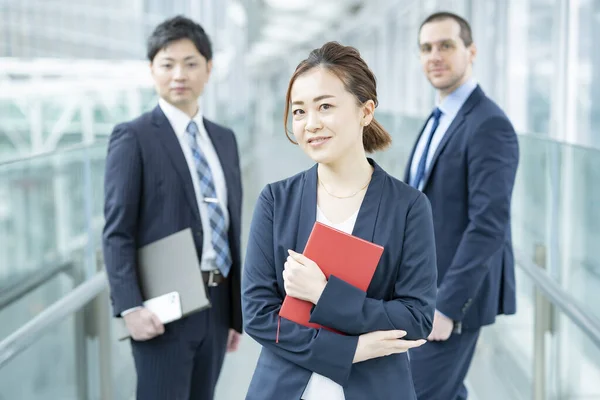 アジアのビジネス女性と彼女のビジネスチームを笑顔 — ストック写真