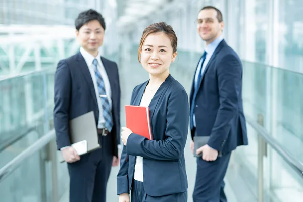 Glimlachende Aziatische Zakenvrouw Haar Business Team — Stockfoto