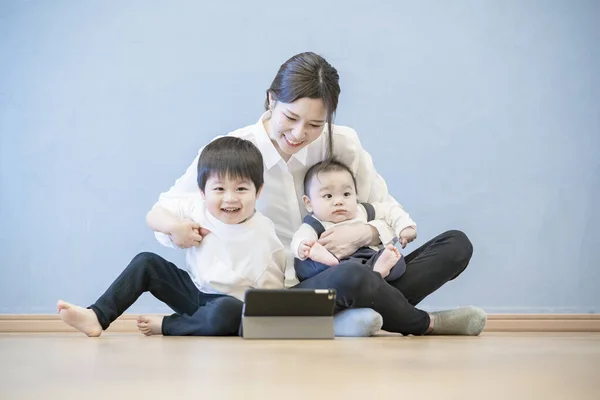 Rodiče Děti Využívající Online Komunikaci Pomocí Tabletu — Stock fotografie
