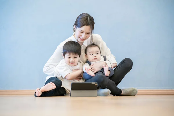 Rodiče Děti Využívající Online Komunikaci Pomocí Tabletu — Stock fotografie