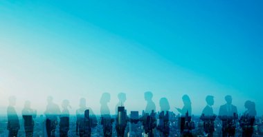 Çeşitli iş adamlarının birleşik fotoğrafı ve Tokyo manzarası.