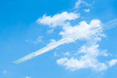 Mavi gökyüzünde uçan bir Mavi Darbe oluşumu