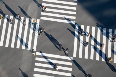 İnsanların gelip geçtiği yerden geçmek için çırpının.