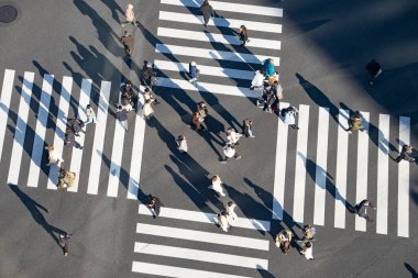 İnsanların gelip geçtiği yerden geçmek için çırpının.