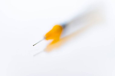 Beyaz kağıda yerleştirilmiş şırınga