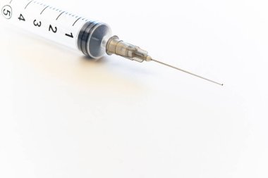 Beyaz kağıda yerleştirilmiş şırınga