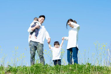 Güzel bir günde yürüyüş yapan bir aile.