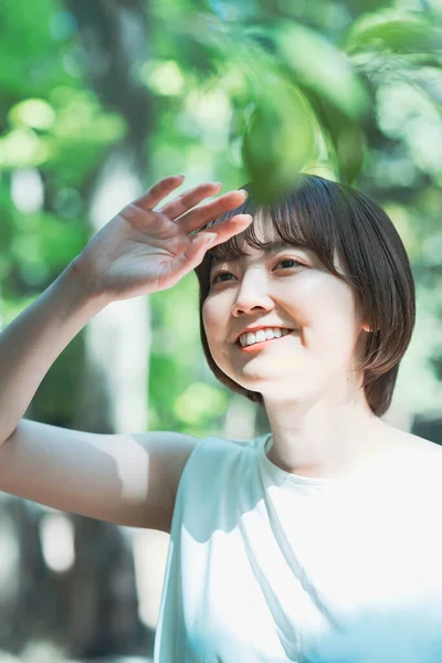 Asiatisches Frauenporträt Wald Schönen Tagen — Stockfoto