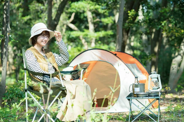 Imagem Acampamento Solo Uma Jovem Relaxante Frente Uma Tenda — Fotografia de Stock