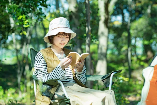 Solo Camp Image Mujer Joven Leyendo Libro — Foto de Stock