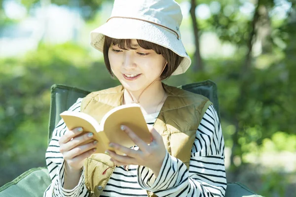 Solo Camp Image Young Woman Reading Book — Stock Photo, Image