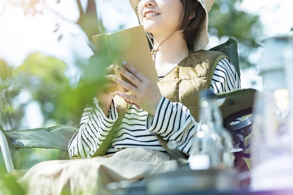 Solo Camp Image Young Woman Reading Book — Stock Photo, Image