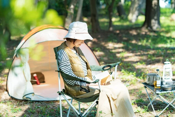 Solo Camp Image Giovane Donna Che Legge Libro — Foto Stock