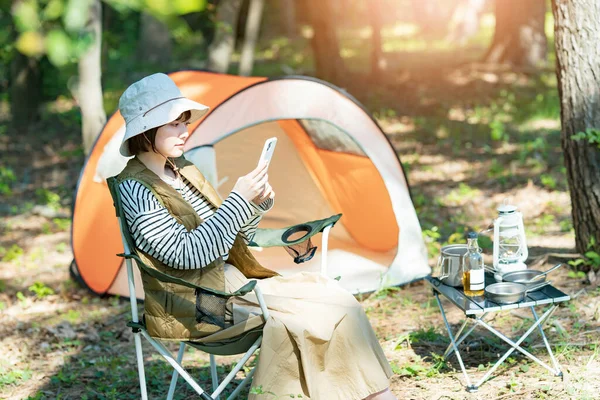 Solo Camp Immagine Giovane Donna Che Gestisce Uno Smartphone — Foto Stock