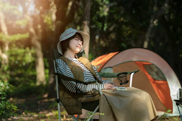 Solo Camp Image Una Giovane Donna Che Pisolino Davanti Una — Foto Stock