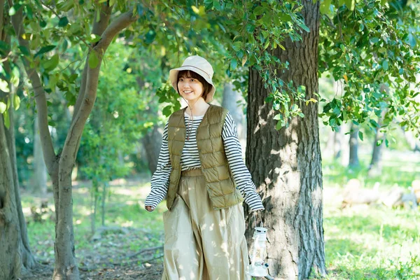 Uma Jovem Mulher Passeando Por Uma Floresta Brilhante Belo Dia — Fotografia de Stock