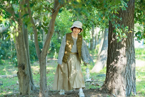 Uma Jovem Mulher Passeando Por Uma Floresta Brilhante Belo Dia — Fotografia de Stock