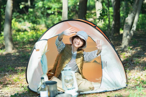 Sololager Bild Eine Junge Frau Winkt Lächelnd Aus Dem Zelt — Stockfoto