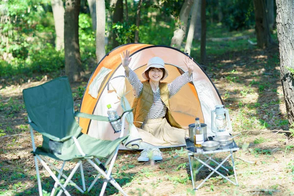 Solo Camp Image Uma Jovem Mulher Acenando Com Sorriso Dentro — Fotografia de Stock