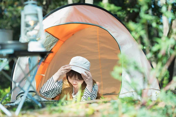 Solo Camp Image Una Giovane Donna Sdraiata Una Tenda — Foto Stock