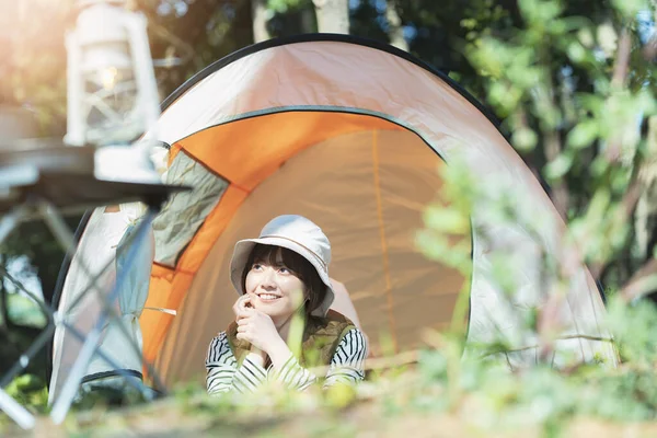 Solo Camp Image Una Giovane Donna Sdraiata Una Tenda — Foto Stock
