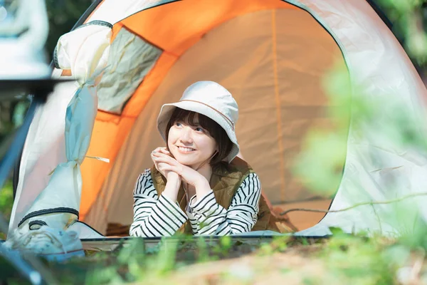 Solo Camp Image Una Giovane Donna Sdraiata Una Tenda — Foto Stock