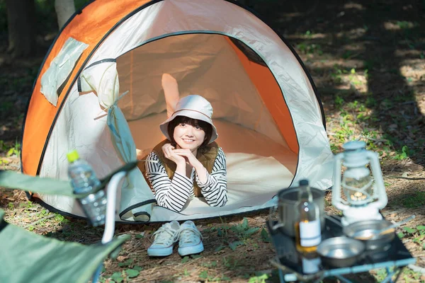 Solo Camp Image Una Giovane Donna Sdraiata Una Tenda — Foto Stock