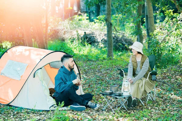 Uomo Donna Che Godono Campeggio Nella Foresta — Foto Stock