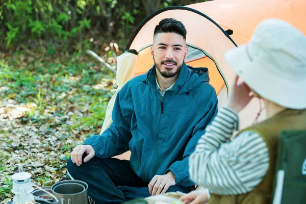 Uomo Donna Che Godono Campeggio Nella Foresta — Foto Stock